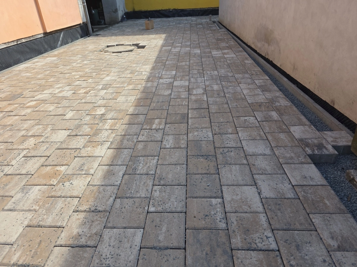 Zámkové dlažby a venkovní úpravy